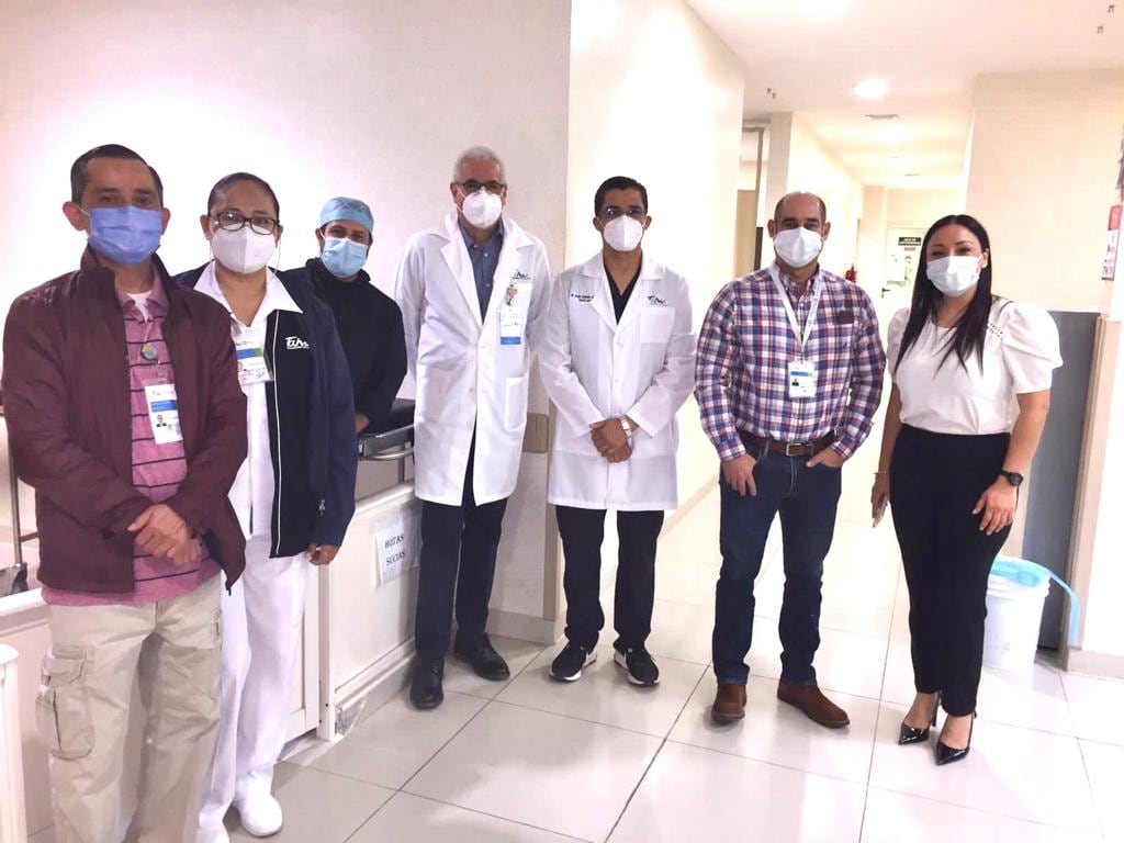 Equipo de transplante de riñón entre esposos