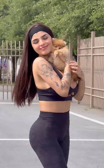 Karely Ruiz con ropa pegadita jugando con su perro desata críticas
