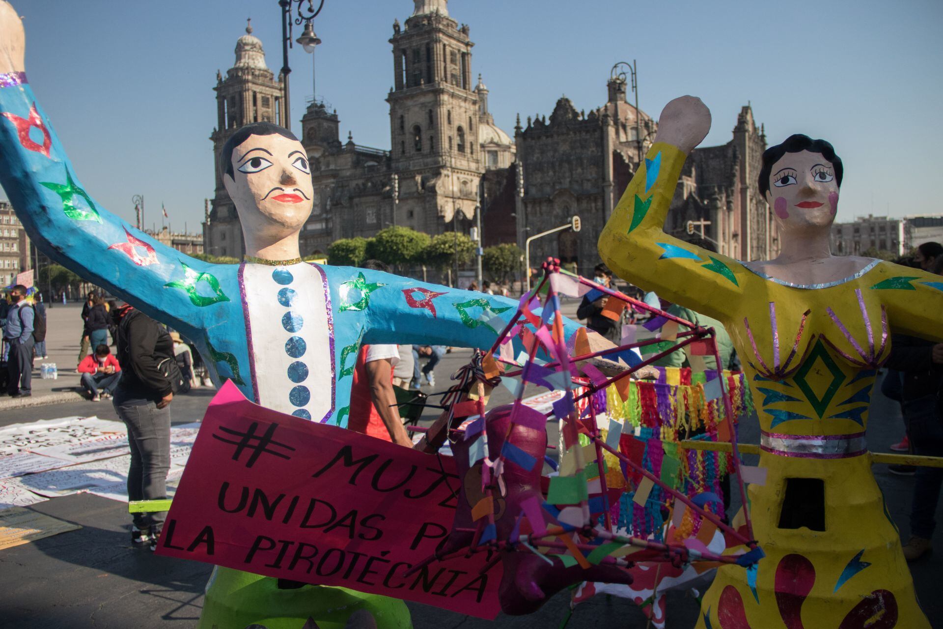 Coheteros de Tultepec Estado de México, se manifestaron frente a Palacio Nacional, demandan atención de la Presidencia.