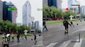 Integrantes de la CNTE juegan futbol durante manifestación en Paseo de la Reforma