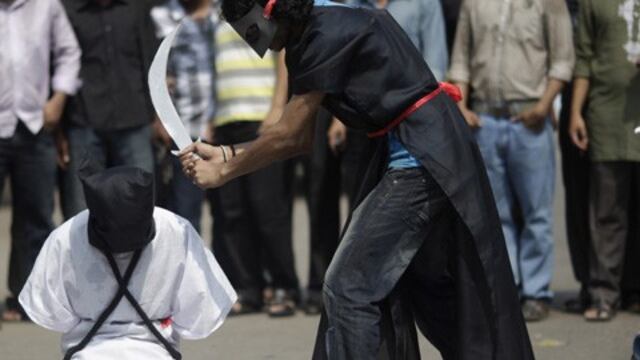 Miembros de una organización contra la pena de muerte representan una ejecución en Bangladesh. Foto: Reuters