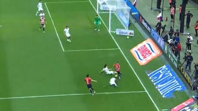 Roberto Alvarado humilla al Chino Huerta