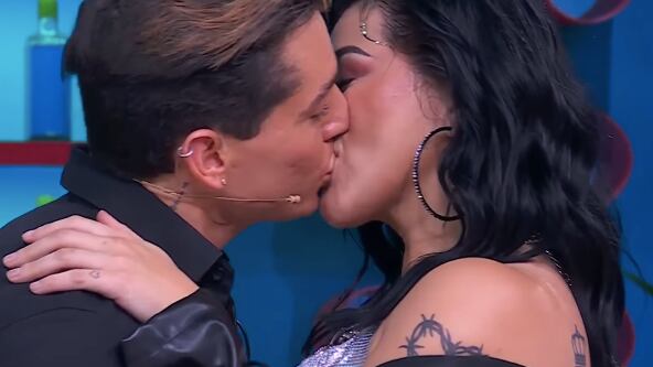 VIDEO: Gomita y Agustín Fernández se besan, pero solo desatan la burla