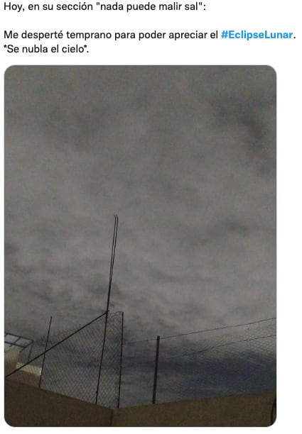 Memes "funan" a las nubes por tapar el eclipse lunar y la luna de sangre 2022
