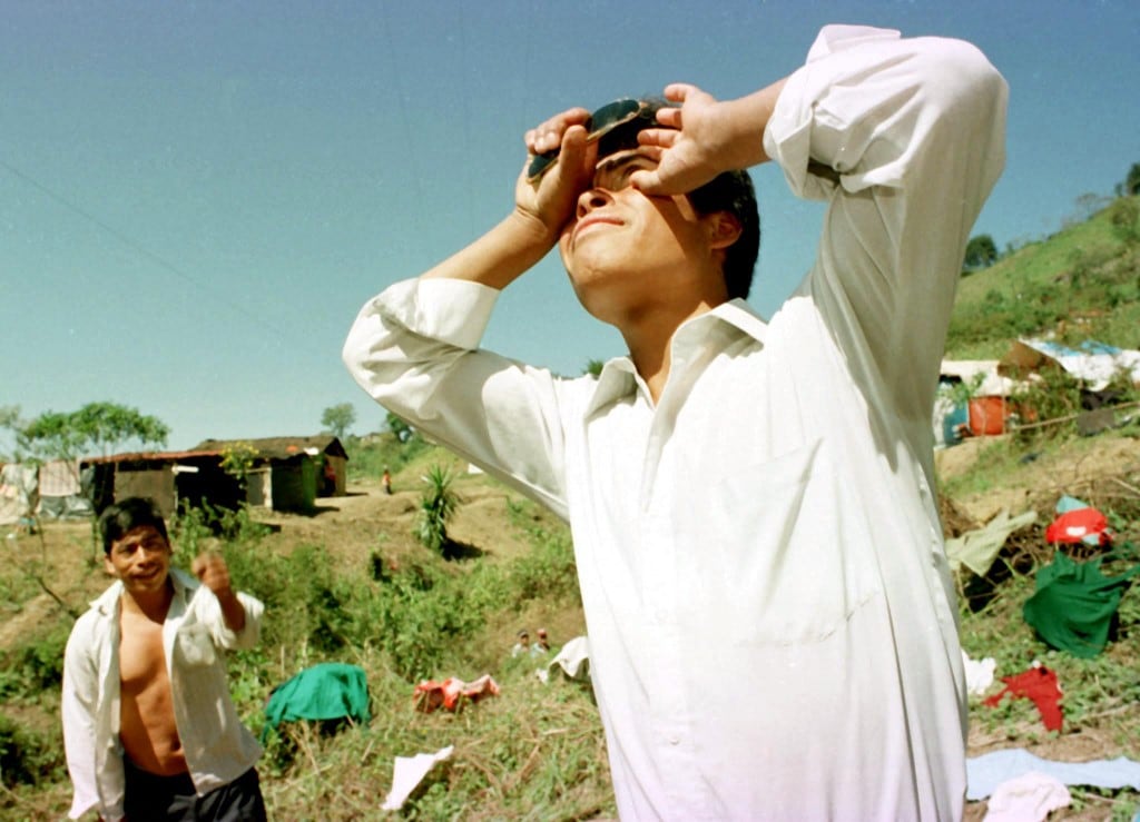 Un hombre en Chiapas, México, observa un eclipse solar