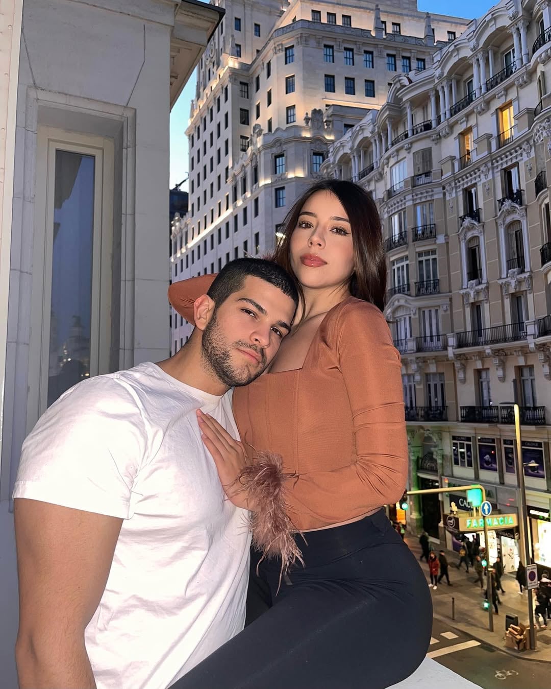Sury Sadai con su esposo Bernardo Flores.