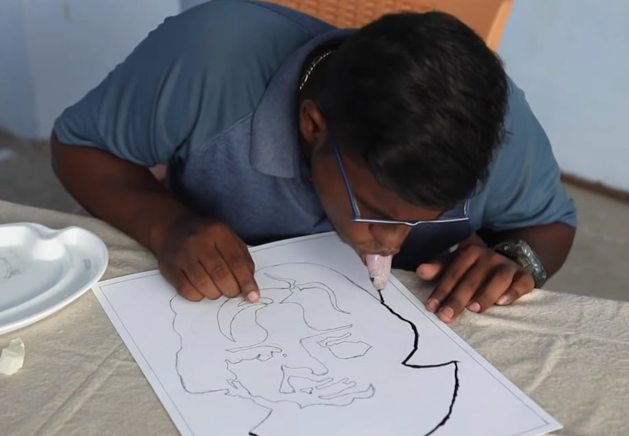 K Praveen pintando con la lengua