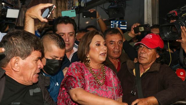 Xóchitl Gálvez intentando entrar a Palacio Nacional
