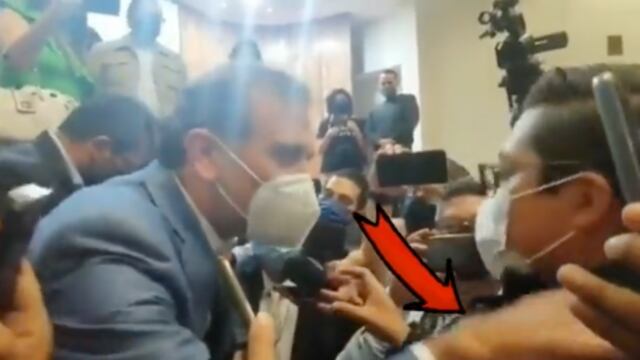 captura de video de Lorenzo Córdova "cargándole" la mano a un diputado de Morena