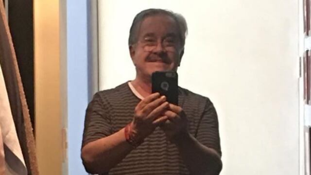 Pedro Sola impacta al mostrarse en pijama y sin maquillaje