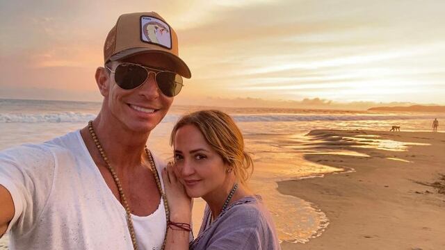Andrea Legarreta y Erik Rubín en la playa