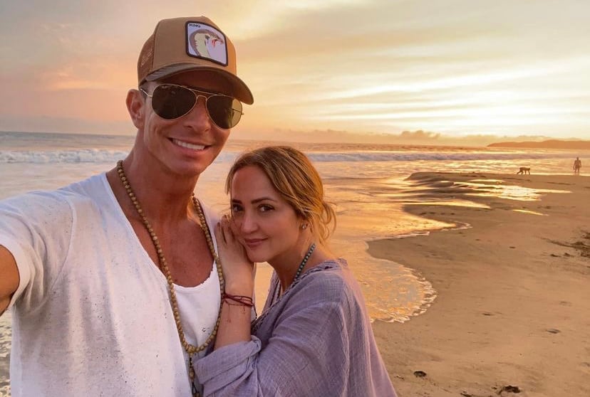 Andrea Legarreta y Erik Rubín en la playa