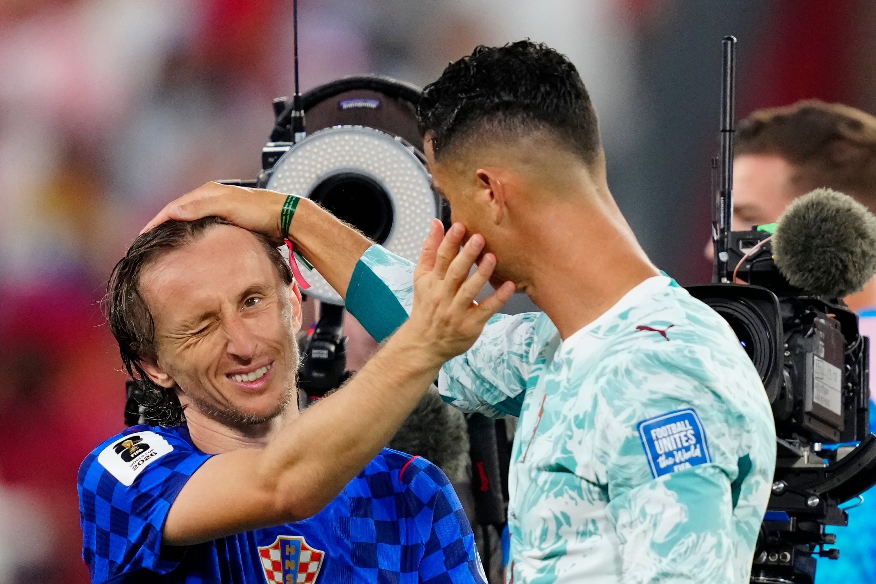 Luka Modric y Cristiano Ronaldo se saludan tras el partido del Mundial 2026