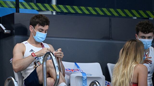 Tom Daley tejiendo en Tokio 2021