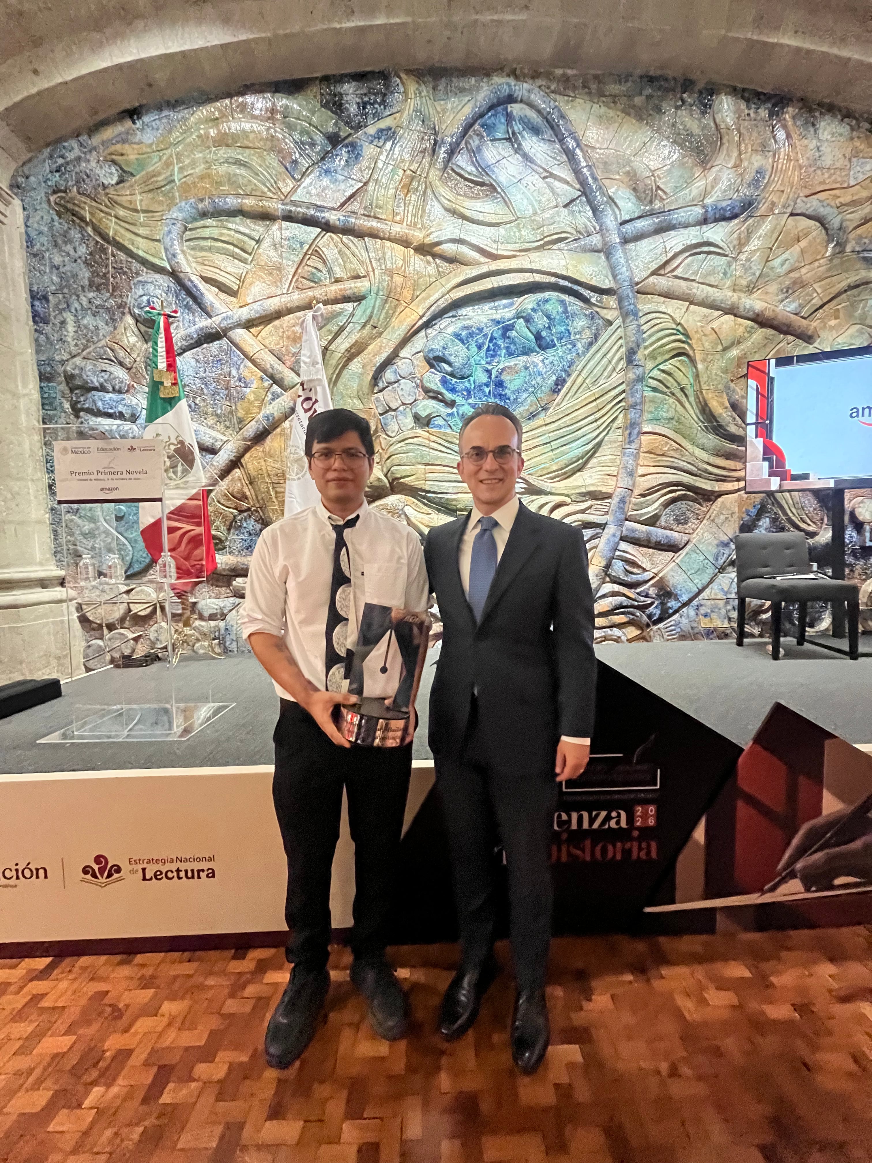 Yobaín Vázquez Bailón, Premio Primera Novela 2026, y José Zazueta, director de la Categoría de Libros de Amazon México.