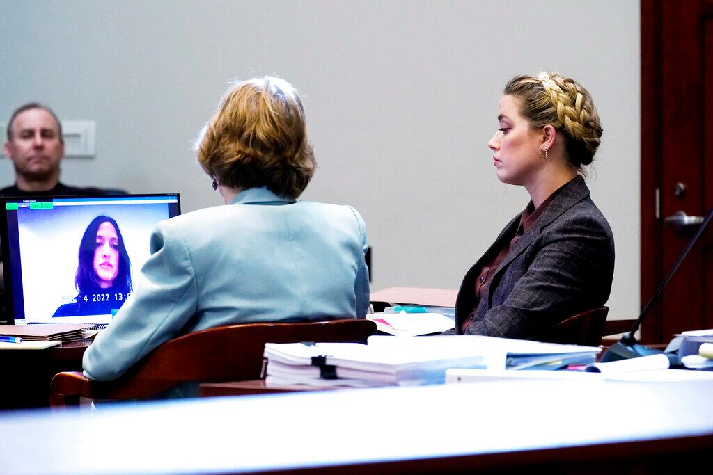 Amber Heard escuchando el testimonio de su exenfermera