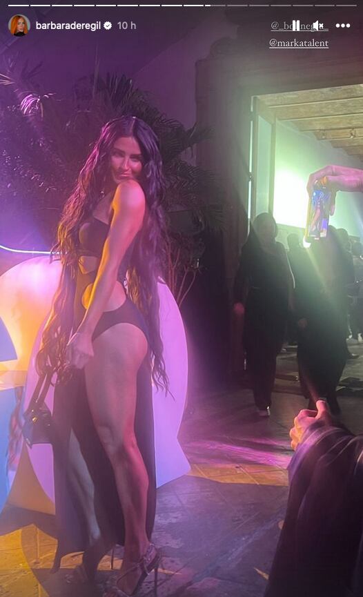 Bárbara de Regil en premios GQ 2022 luciendo su cuerpo tonificado.