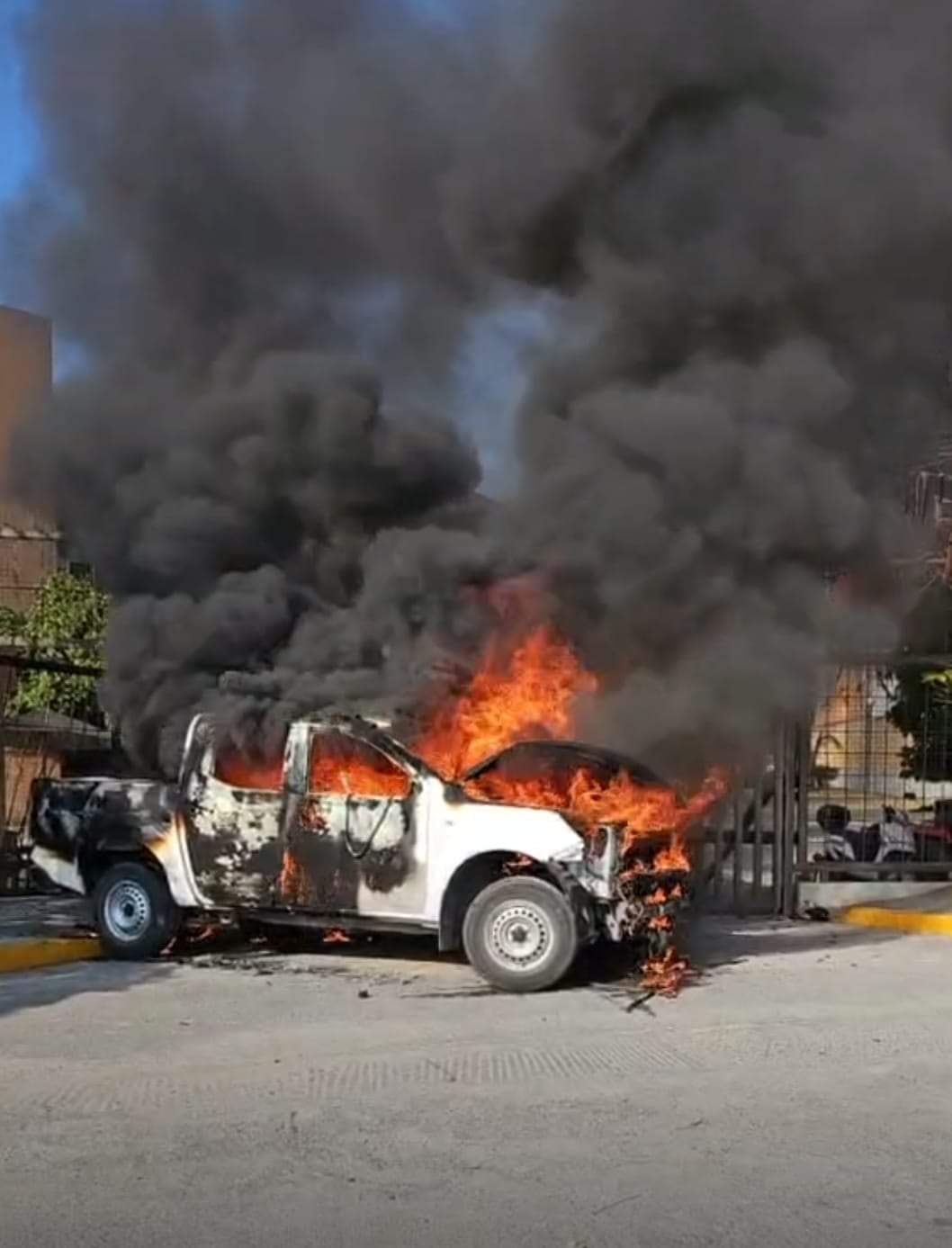 Queman autos y Palacio de Gobierno de Chilpancingo