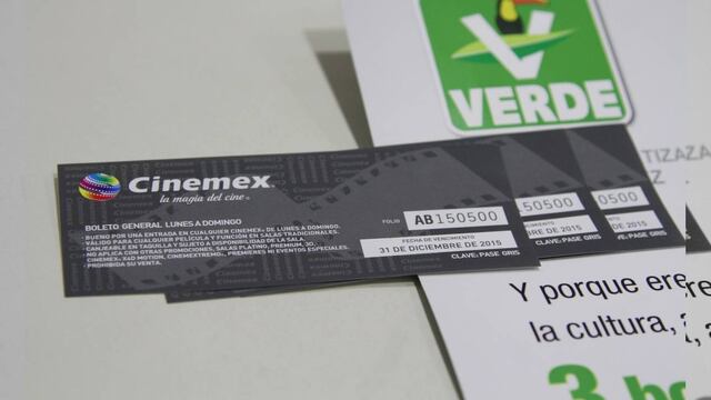 Entrega PVEM boletos para cine ¡a funcionaria del INE!