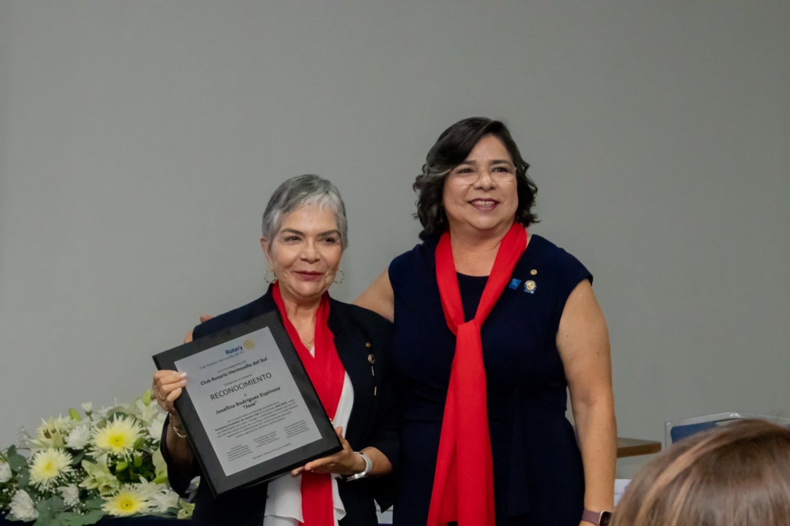 Reconocimiento a Josefina Rodríguez, por parte de Gabriela Petterson en nombre de Rotary Club Hermosillo del Sol