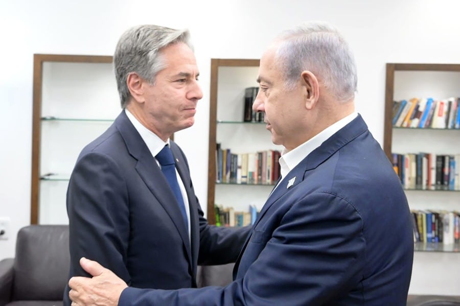 Primer ministro israelí Benjamin Netanyahu (d) y Secretario de Estado de Estados Unidos, Antony Blinken, este viernes, 3 de octubre en Tel Aviv.