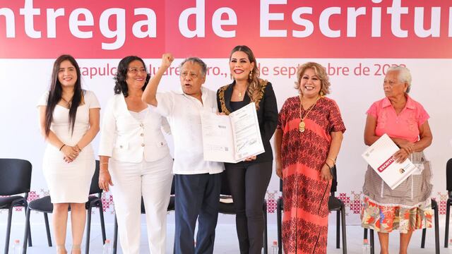 Evelyn Salgado entrega escrituras a familias de Acapulco