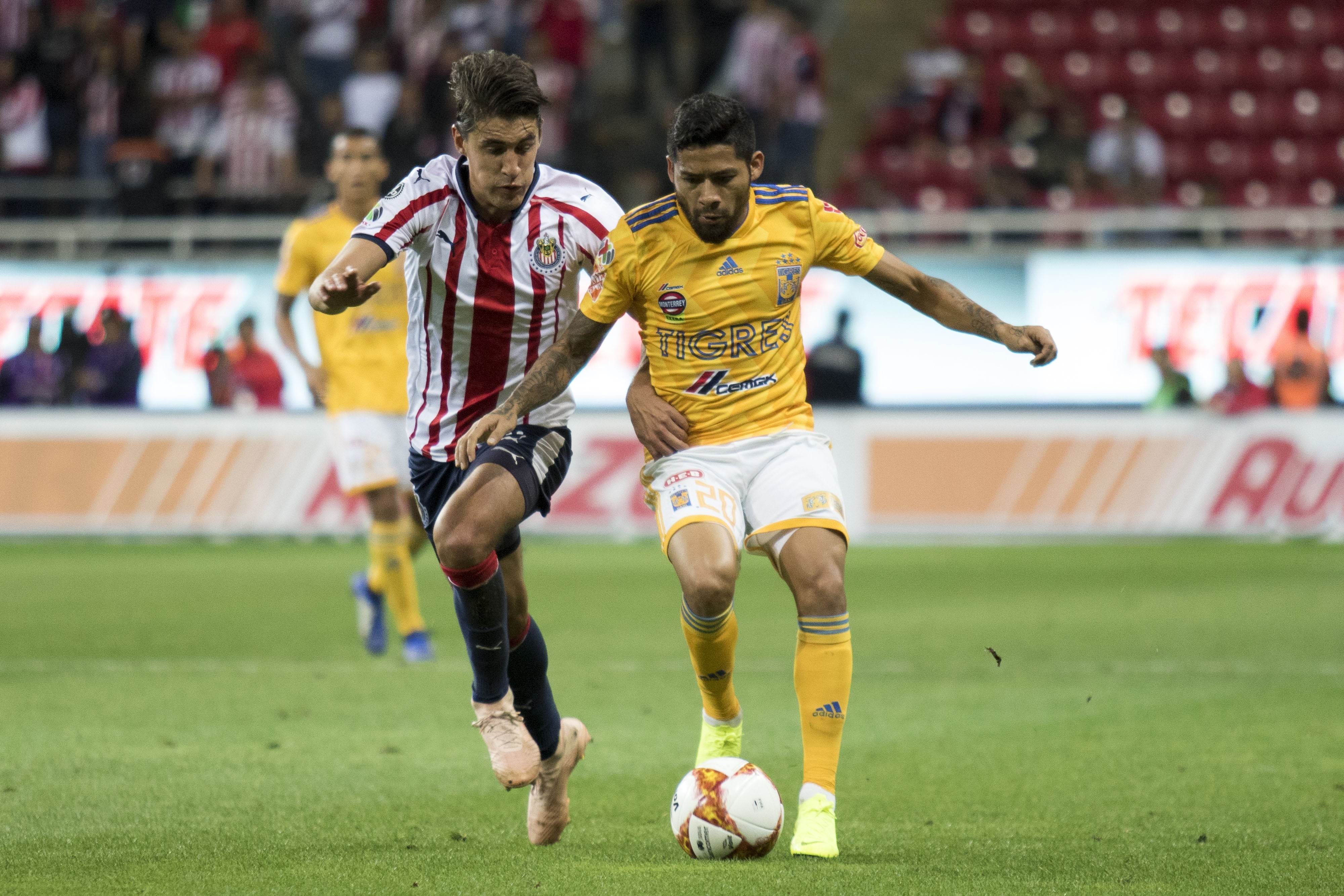 Club Chivas vs Club Tigres.