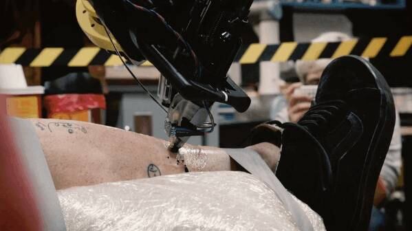Mira trabajar a ‘Tatoué’, el robot tatuador (VIDEO)