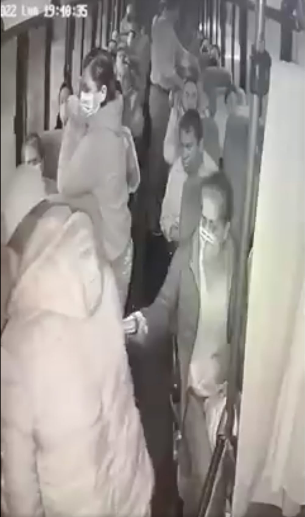 Asaltantes en Chalco amenazan con pistola a chofer