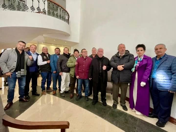 Al centro, Rafael Reyes Montemayor y Mauricio Fernández Garza, alcalde por 4a vez de San Pedro Garza García, NL