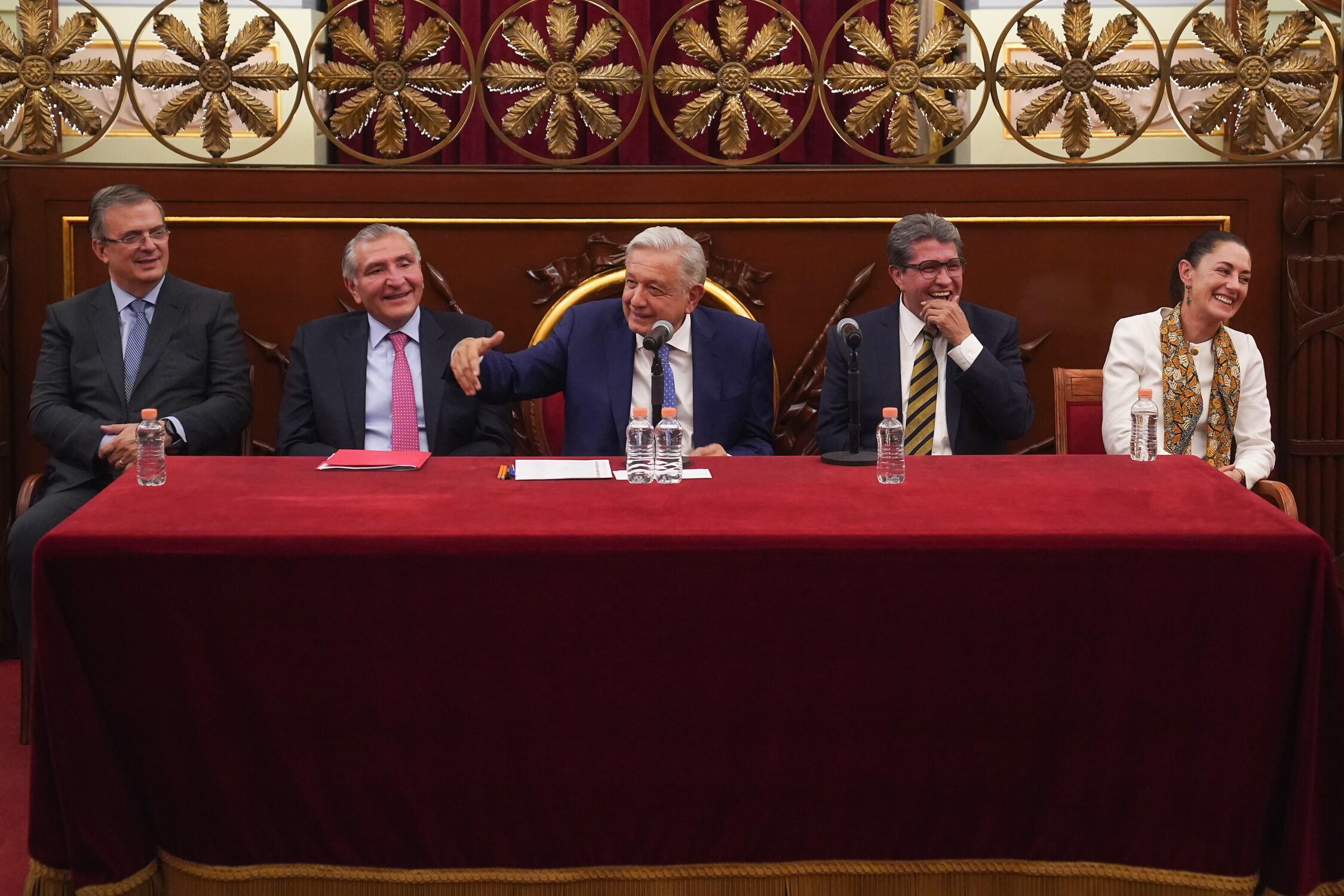 AMLO PRESUMIÓ REUNIÓN CON CORCHIOLATAS Y SENADORES
