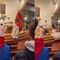 VIDEO: Sacerdote da un mal paso y destroza estatua religiosa, pero TikTok queda impactado porque nadie se rio