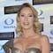 Geraldine Bazán acude a votar y muestra su pulgar a sus seguidores