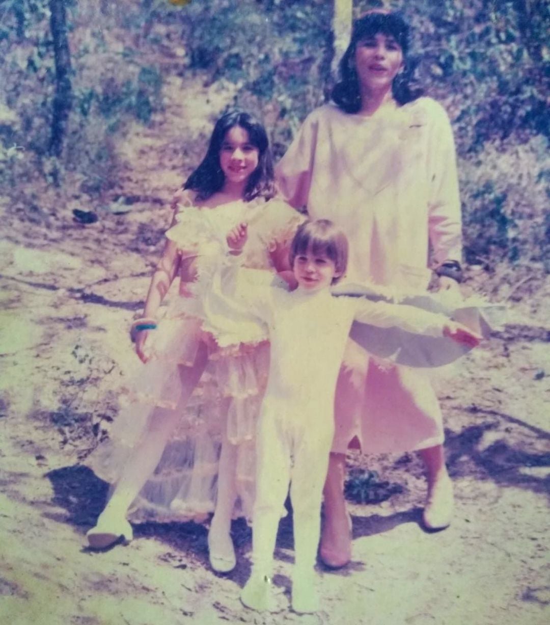 Alejandro Nones con su mamá en la infancia.