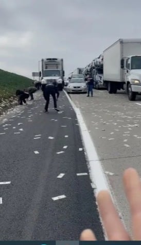 Camión de valores dejó caer por error miles de dólares en autopista