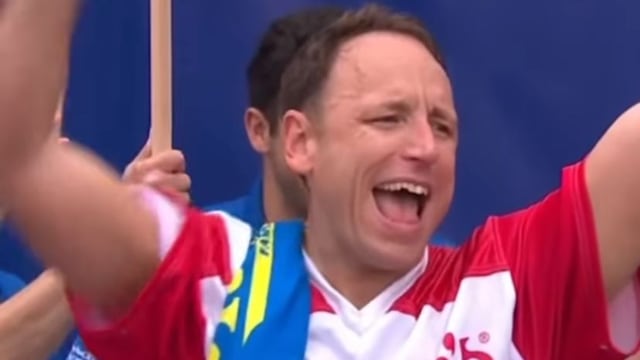 Joey Chestnut, campeón del concurso de comer hot dogs 2023.