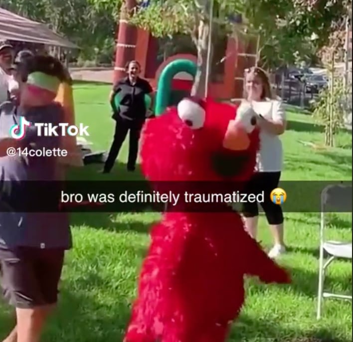 Botarga de Elmo que sufre con su piñata