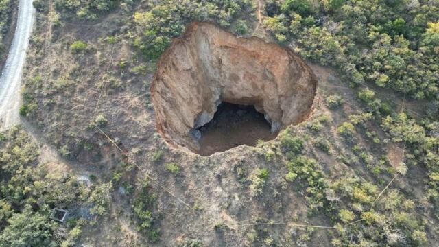 Se forma enorme socavón en Mineral de la Luz, Guanajuato