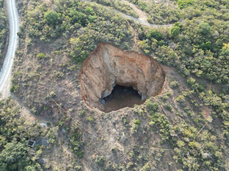 Se forma enorme socavón en Mineral de la Luz, Guanajuato