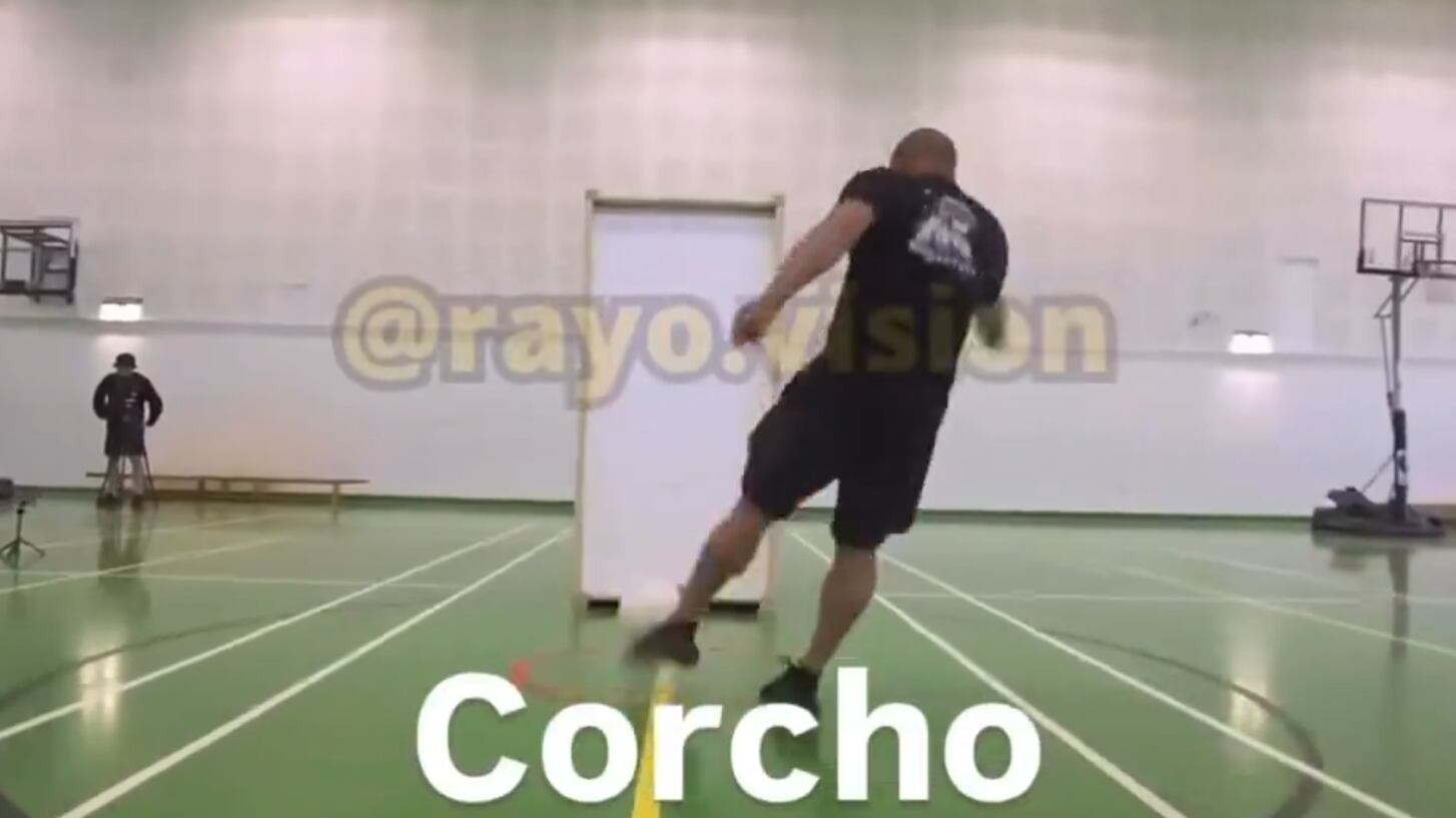 Tiros de Roberto Carlos son capaces de romper varias paredes; el alucinante video que lo muestra