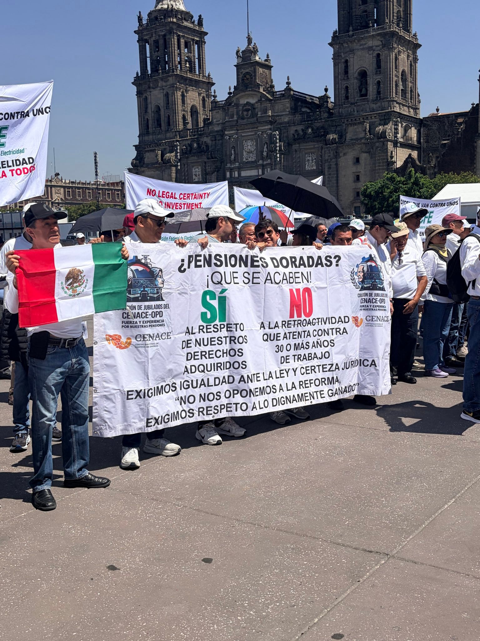 Jubilados CFE protestan en el Zócalo contra reforma a pensiones