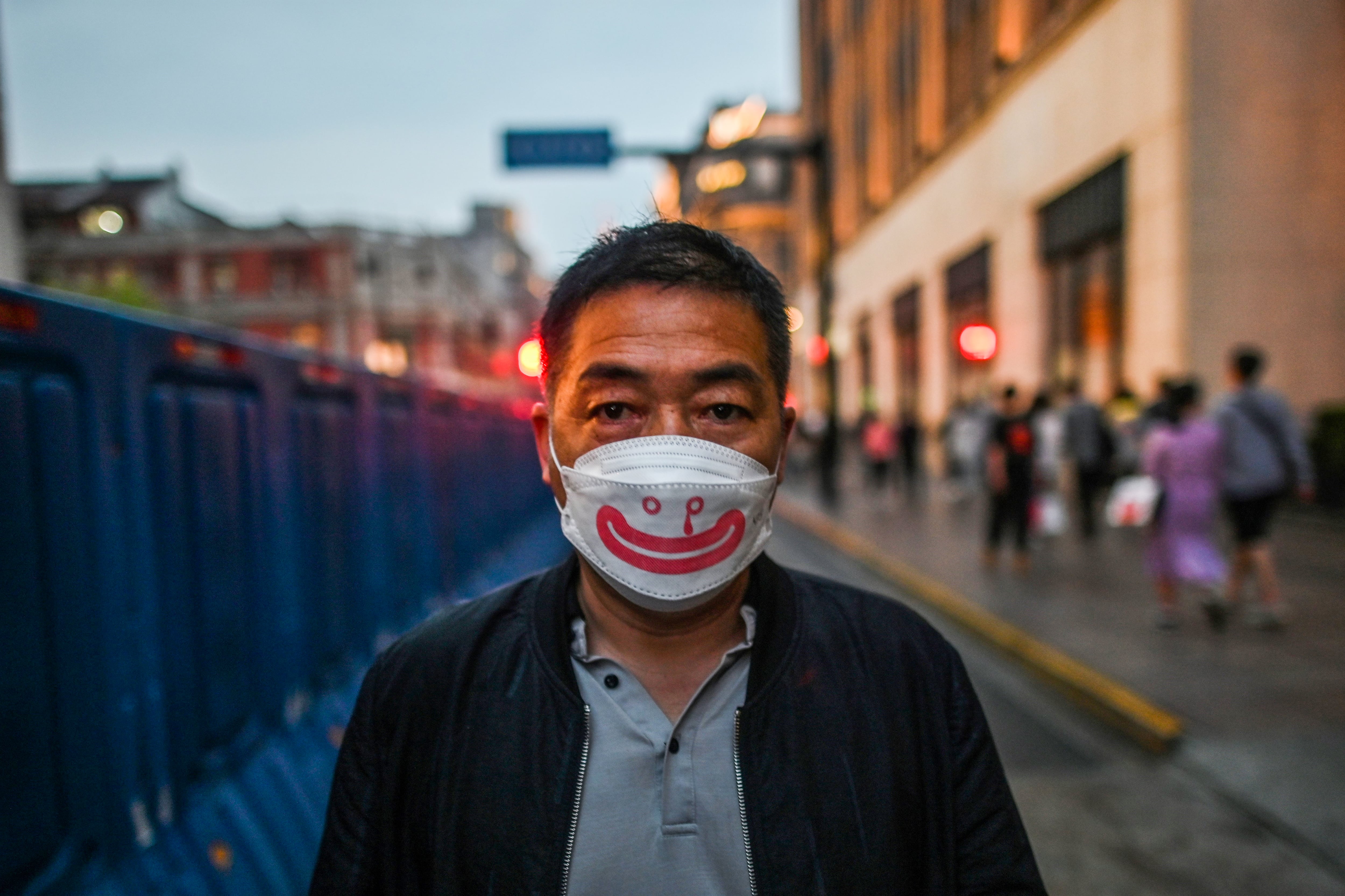Persona con cubrebocas en China.