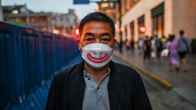Persona con cubrebocas en China.