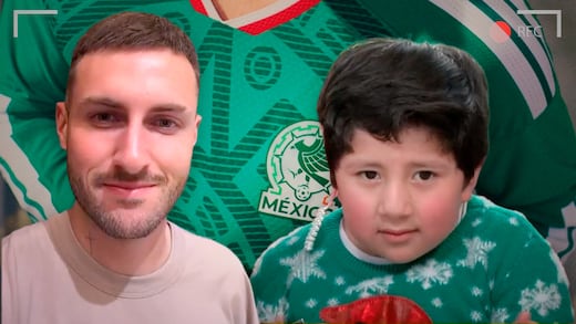 Santiago Giménez sorprende al niño viral del suéter navideño con un jersey de la Selección Mexicana
