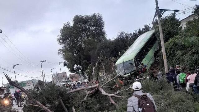 Un camión de pasajeros chocó contra árboles en la carretera federal México-Cuernavaca