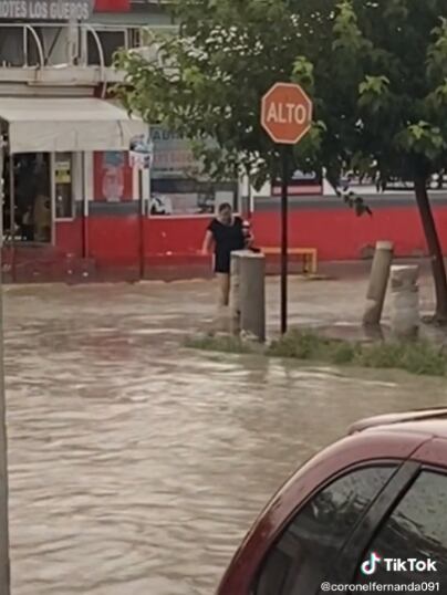 Mujer comprar sale a comprar un refresco pese a inundación