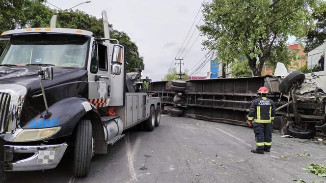 Volcadura de tráiler en avenida Presidente Juárez