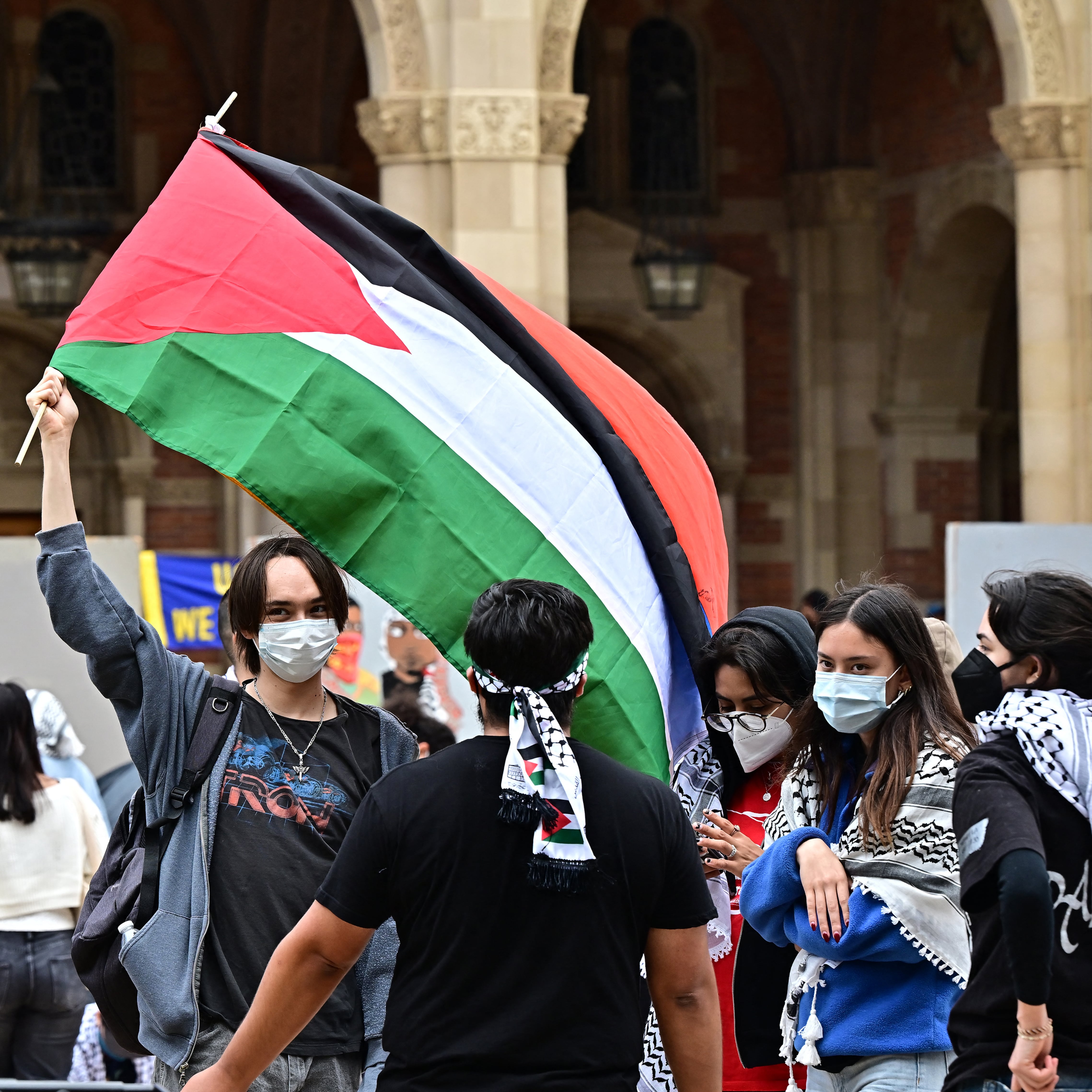Jueza de California impide deportar a críticos de Israel; declara inconstitucional medida de Trump