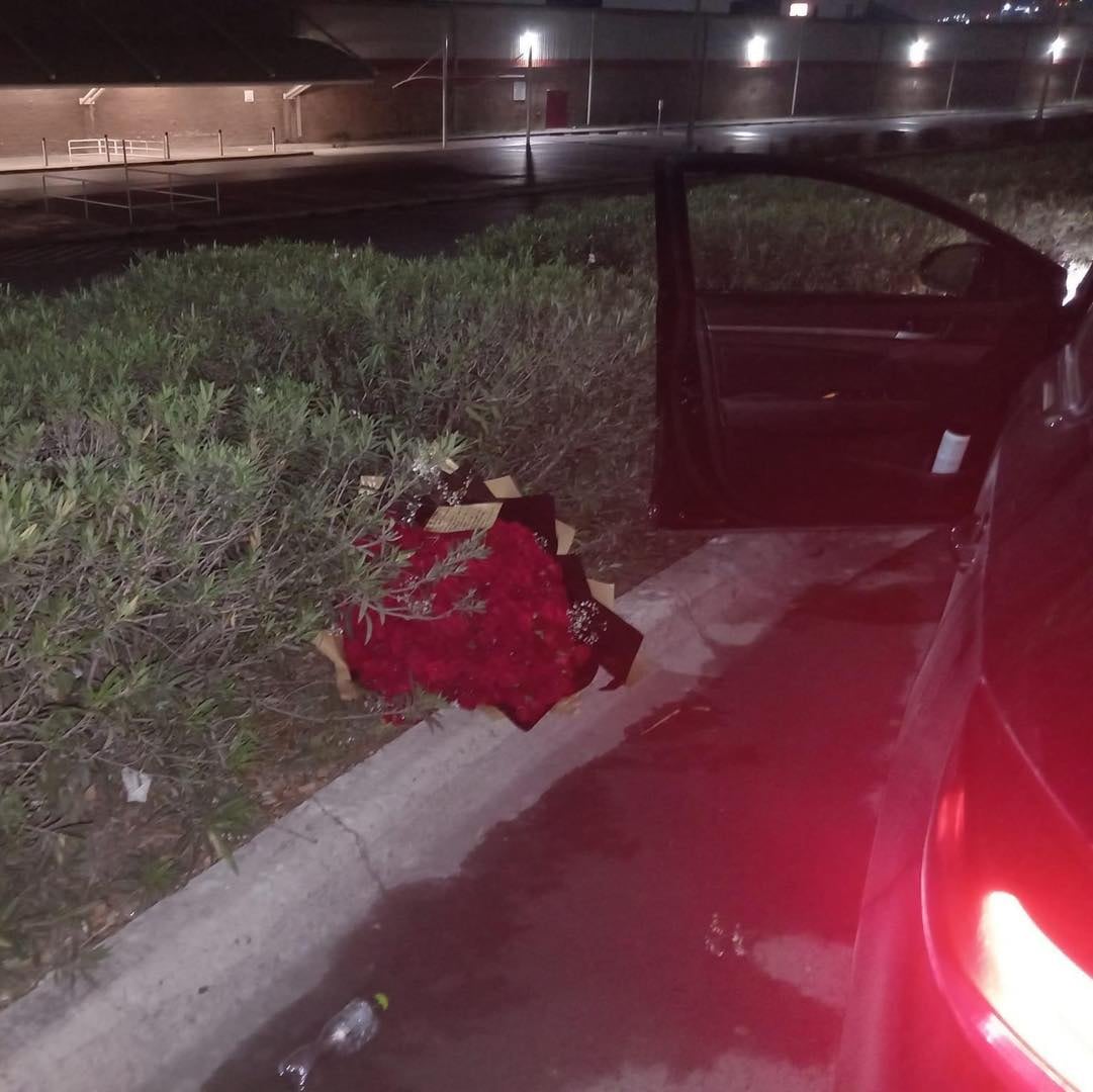 Chofer de Uber exhibe a novia infiel que dejó las flores que le regalaron