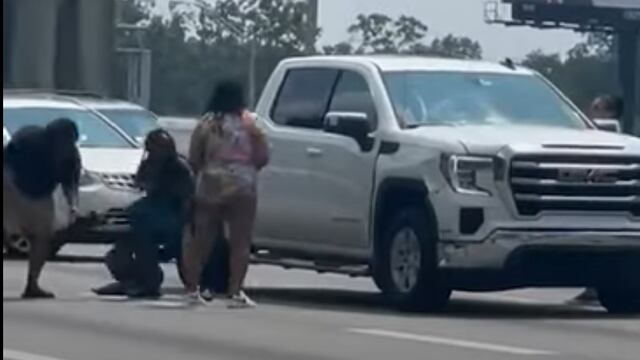 Conductor se desmaya dentro de su vehículo
